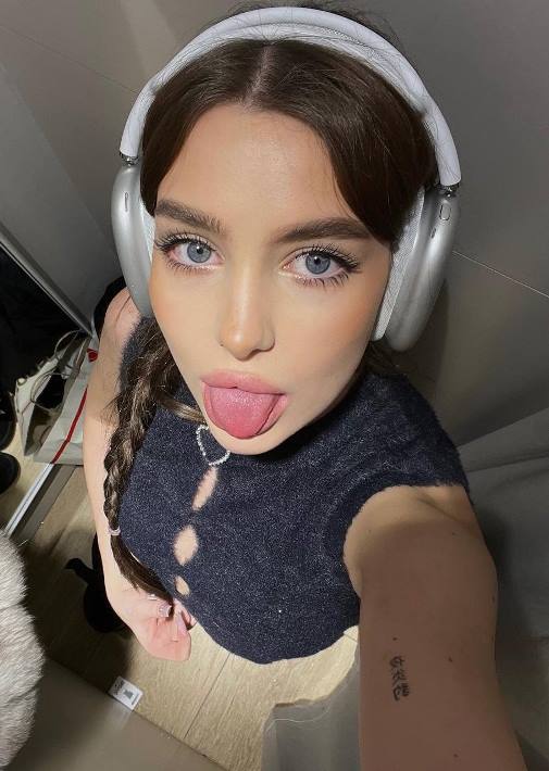 Girl on twitch tv34